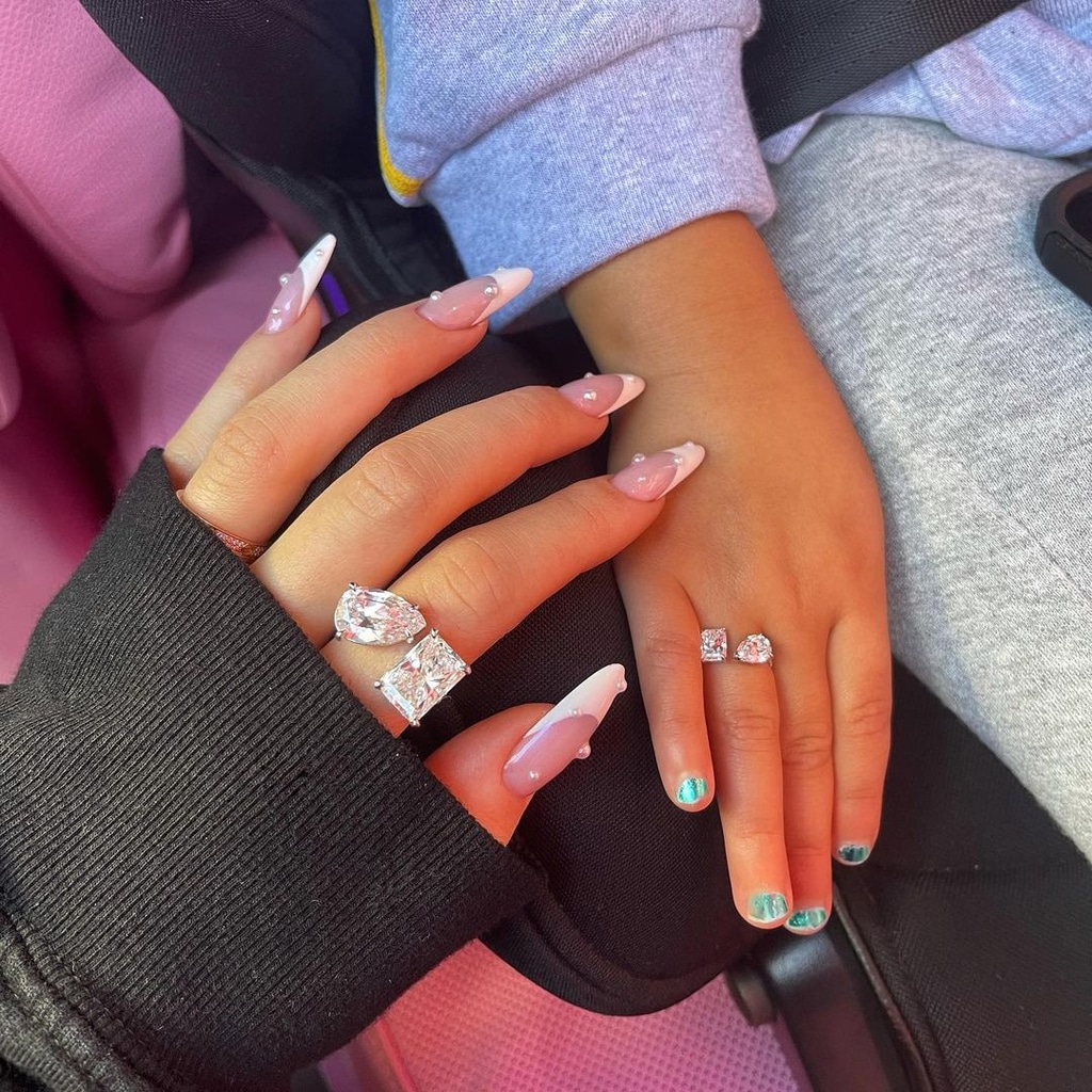 Kylie Jenner (matching toi et moi rings with her daughter Stormi)