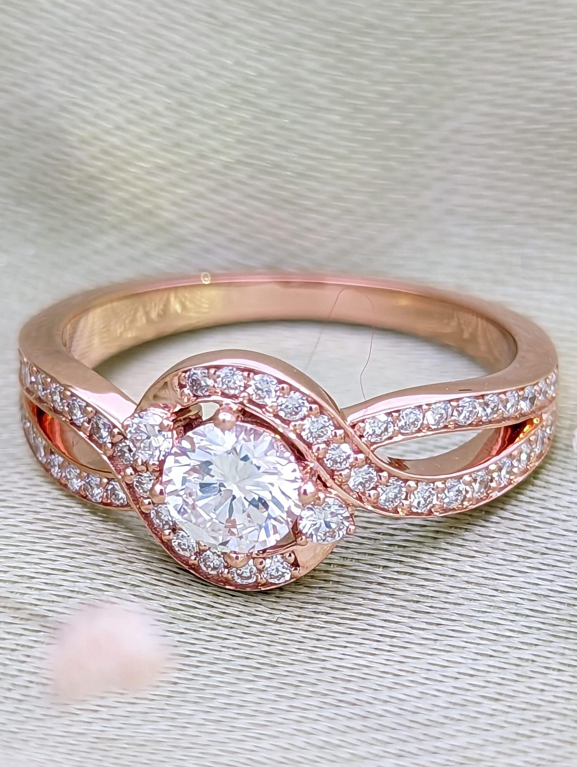 rose gold metal ring